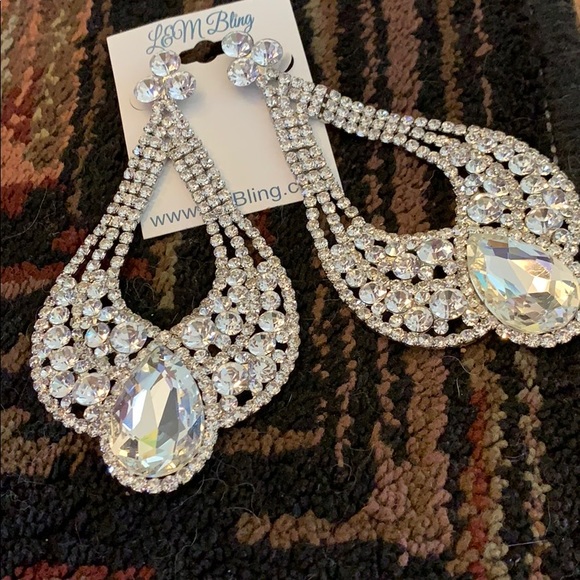 PRICE DROP! 🎉 Glam Pageant earrings clear stones - Picture 3 of 4